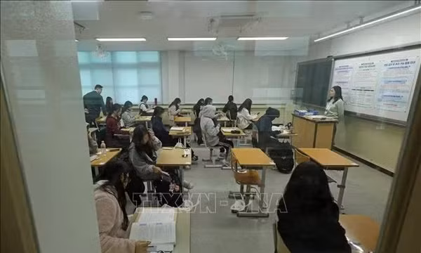 Thí sinh tại một điểm thi đại học ở Daejeon, Hàn Quốc, ngày 13/11/2025. Ảnh: Yonhap/TTXVN