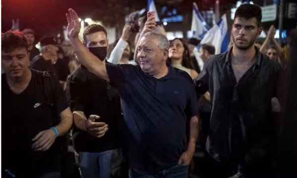 Chủ tịch đảng Yashar, ông Gadi Eisenkot, tham dự một cuộc biểu tình tại Quảng trường Con tin ở Tel Aviv ngày 24/10. Ảnh: Flash90 Israel