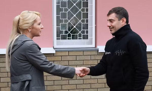 Ủy viên Nhân quyền Nga Yana Lantratova và Ủy viên Nhân quyền Ukraine Dmitry Lubinets. Ảnh: TASS