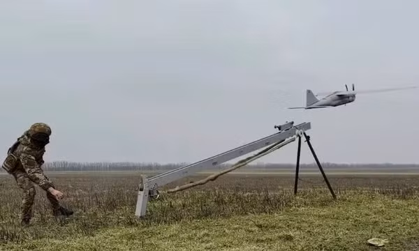 Một binh sĩ Nga phóng UAV. Ảnh: Cơ quan Báo chí Bộ Quốc phòng Nga
