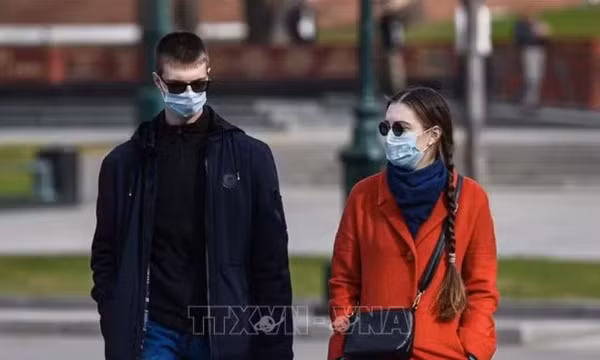 Người dân đeo khẩu trang tại Moskva, Nga. Ảnh tư liệu: THX/TTXVN