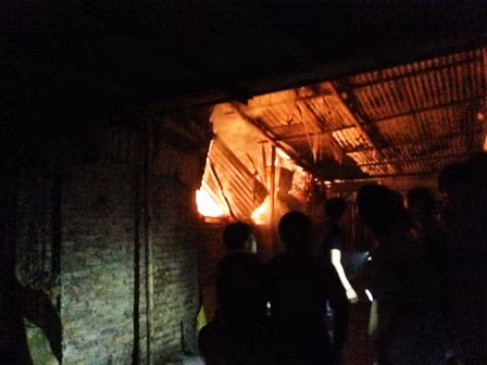 Hà Nội: Cháy lớn ở cửa hàng sơn gò hàn ô tô ảnh 1