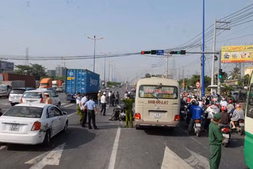 Xe container tông 11 xe chờ đèn đỏ, 10 người bị thương ảnh 2