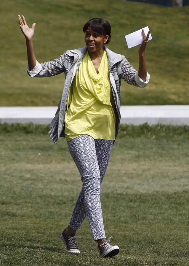 Bà Obama xắn tay áo trồng rau ảnh 7