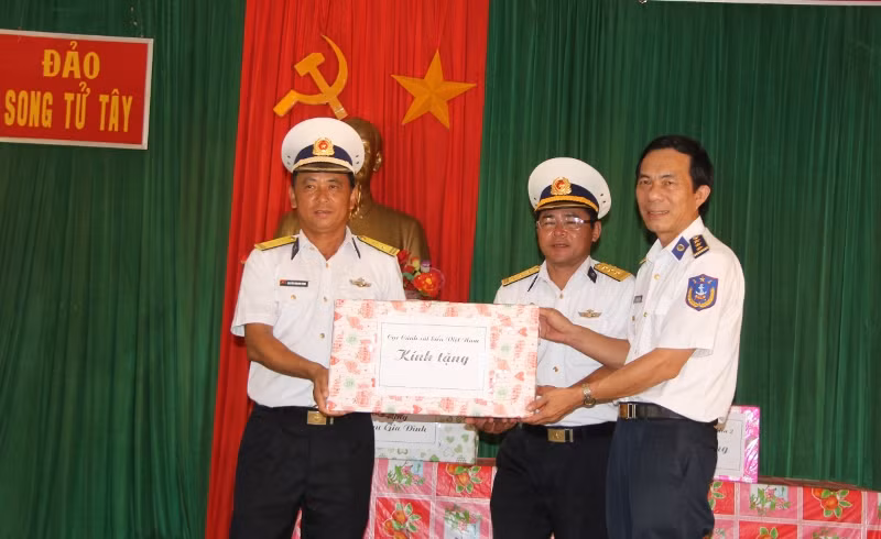 Cảnh sát Biển tặng quà quân dân đảo Song Tử Tây ảnh 4