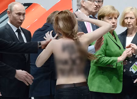 Putin sững sờ vì người biểu tình khỏa thân náo loạn ảnh 1