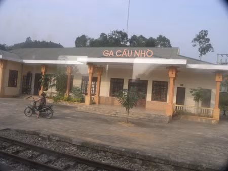 Tàu chở hàng từ Lào Cai về Hà Nội bị trật bánh ảnh 1