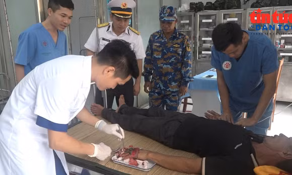 Bệnh xá đảo Song Tử Tây cấp cứu ngư dân bị tai nạn lao động