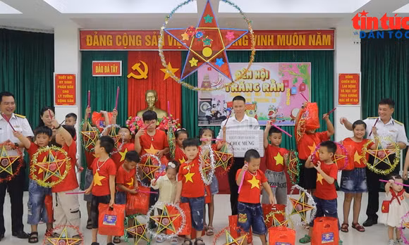 Cán bộ, chiến sĩ đảo Đá Tây tặng quà các cháu thiếu nhi
