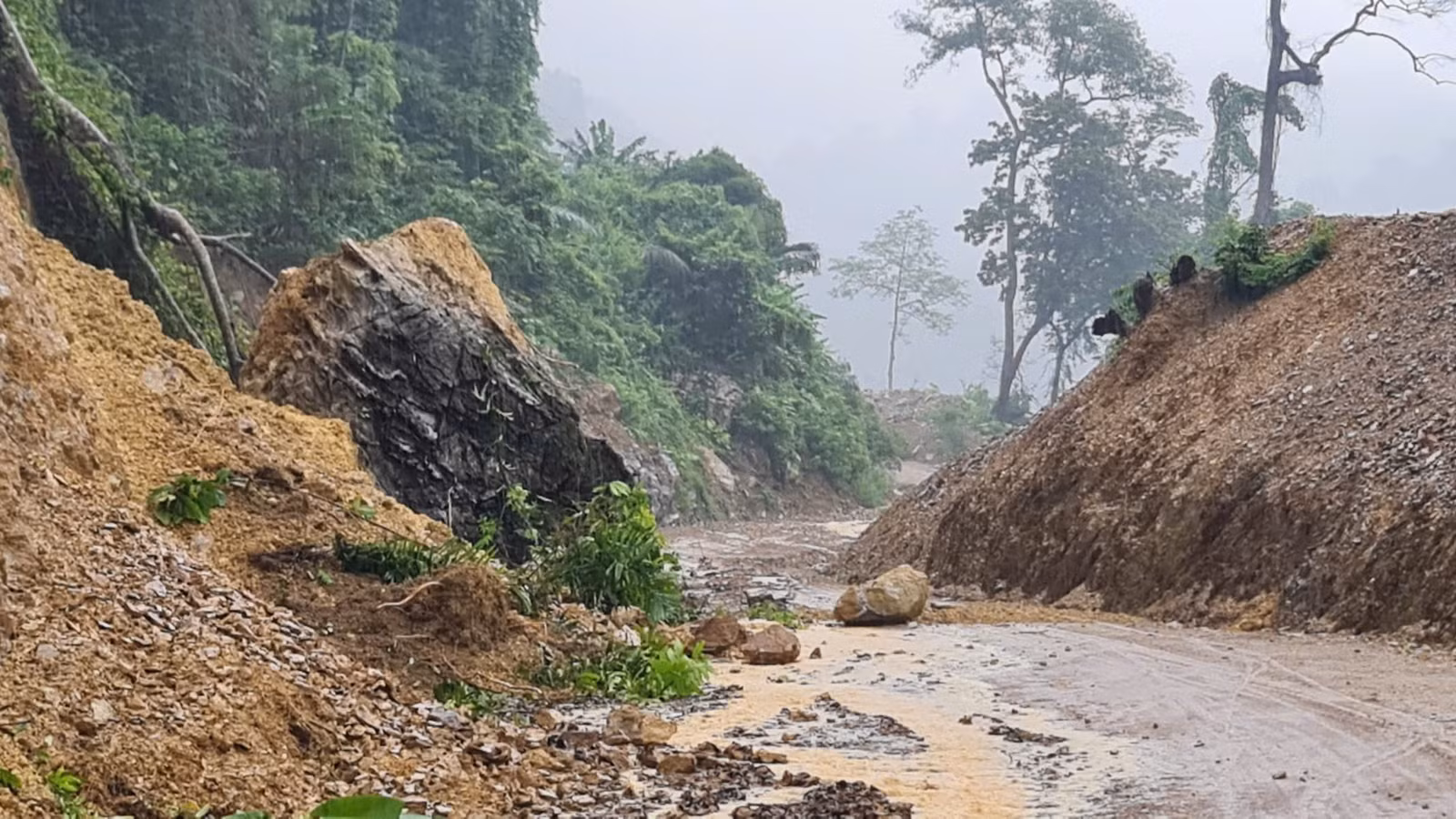 Quảng Trị: Sạt lở đá tảng lớn nặng hàng tấn xuống đường