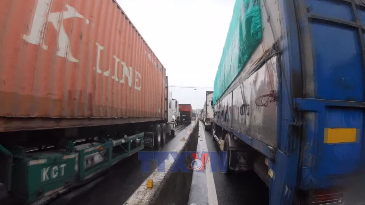 Mưa lũ gây tắc đường nghiêm trọng qua Đắk Lắk