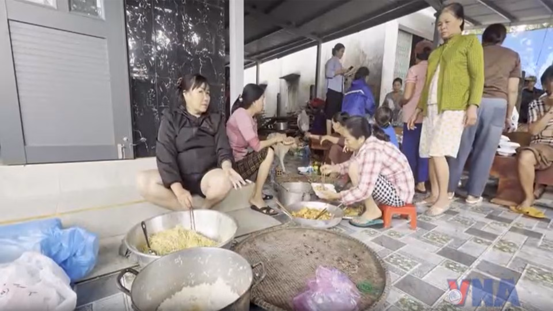 Đắk Lắk: Hộp cơm nóng trao gửi bà con trong mùa lũ