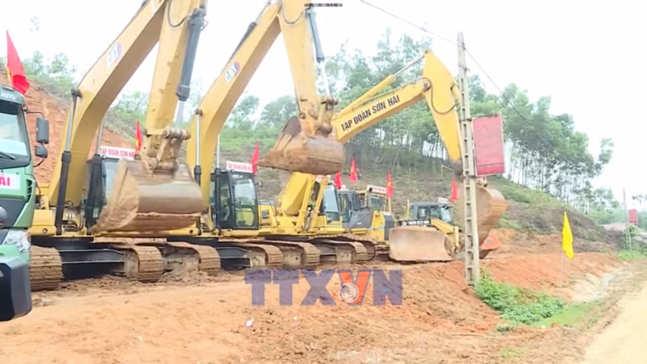 Công trường những ngày giáp Tết - nơi mùa xuân đến muộn
