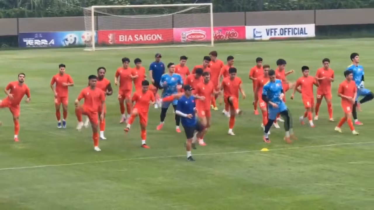 Nhật ký ASEAN Cup 2026 ngày 25/8: HLV Kim Sang Sik tính phương án mới cho chung kết lượt về