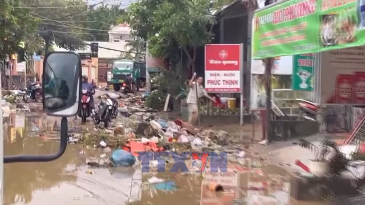 Khánh Hòa: Khẩn trương dọn dẹp ngổn ngang sau lũ lụt