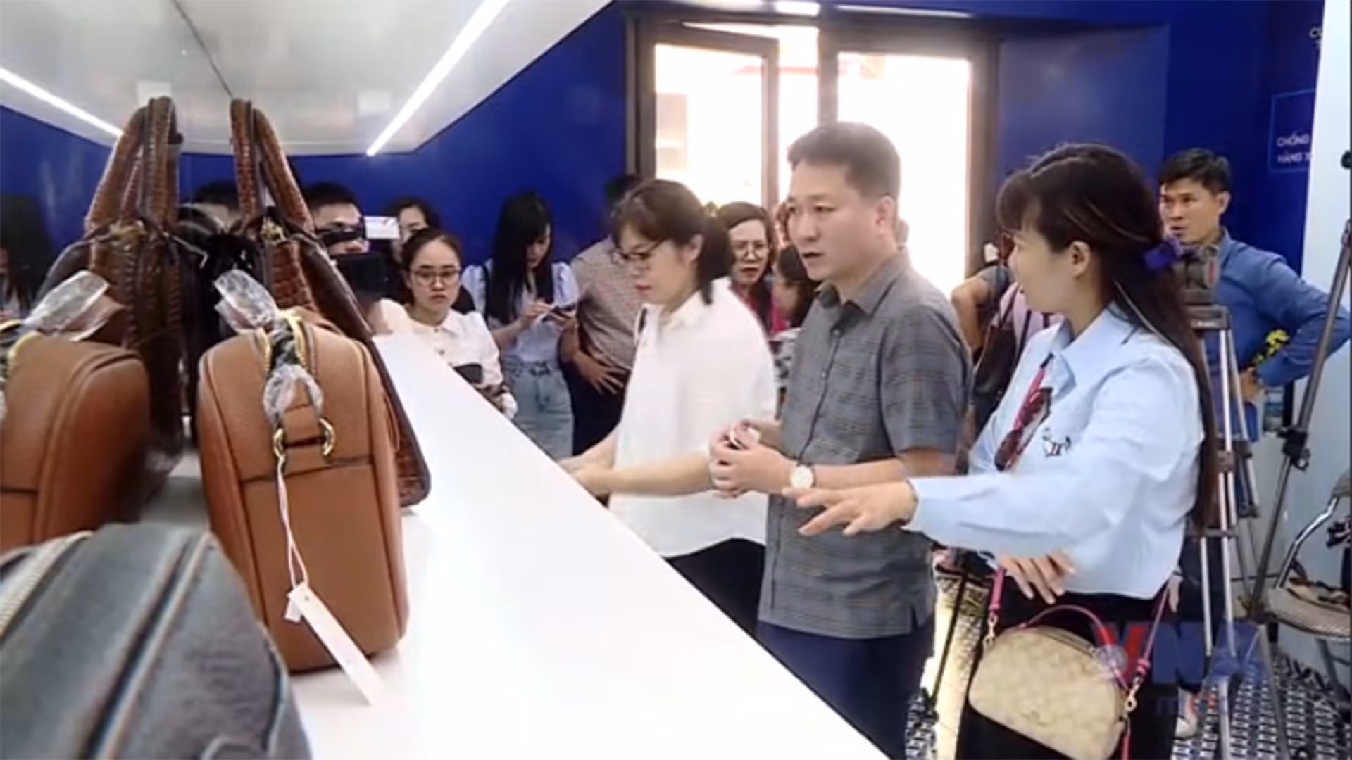 Trên 300 sản phẩm vi phạm được trưng bày để nhận diện