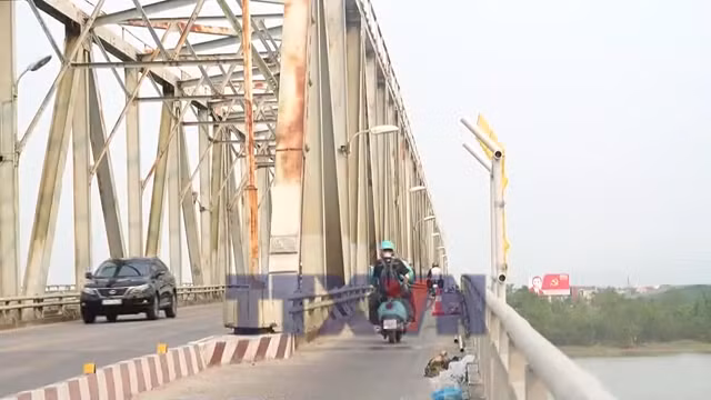 Hà Tĩnh lắp đặt lưới an toàn, đèn LED mỹ thuật tại cầu Bến Thủy 1