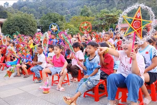 Ấm áp không khí Trung thu cho trẻ em có hoàn cảnh khó khăn