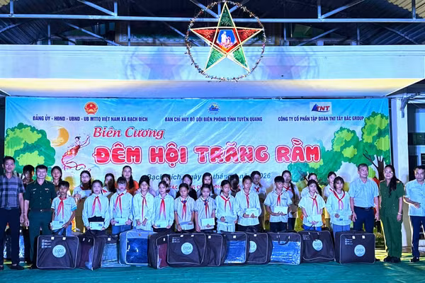 Ấm áp Trung thu nơi biên cương