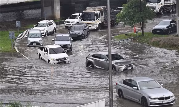 Ngập sâu tại thủ đô Bangkok, Thái Lan do mưa lớn ngày 26/9/2026. Ảnh: THX/TTXVN phát
