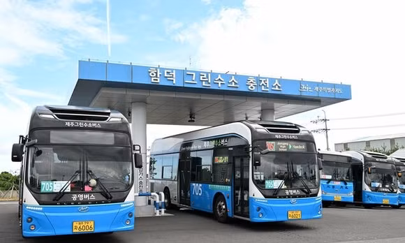 Xe buýt hydro tại một trạm sạc trên đảo Jeju. Ảnh: Kyodo