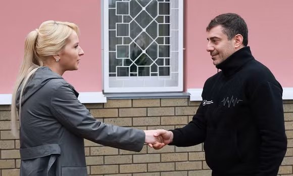 Ủy viên Nhân quyền Nga Yana Lantratova và Ủy viên Nhân quyền Ukraine Dmitry Lubinets. Ảnh: TASS