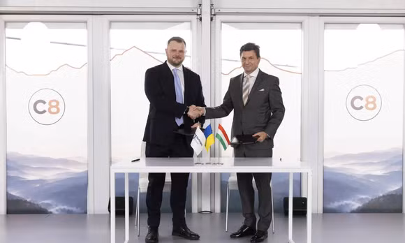 Quyền lãnh đạo Naftogaz, ông Serhii Fedorenko (bên trái), trong lễ ký kết biên bản ghi nhớ với công ty năng lượng Mol của Hungary về việc xây dựng các cơ sở lưu trữ sản phẩm dầu tại Hungary. Ảnh: Serhii Fedorenko/Facebook