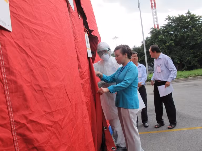 Diễn tập chống dịch Ebola tại sân bay Tân Sơn Nhất ảnh 7
