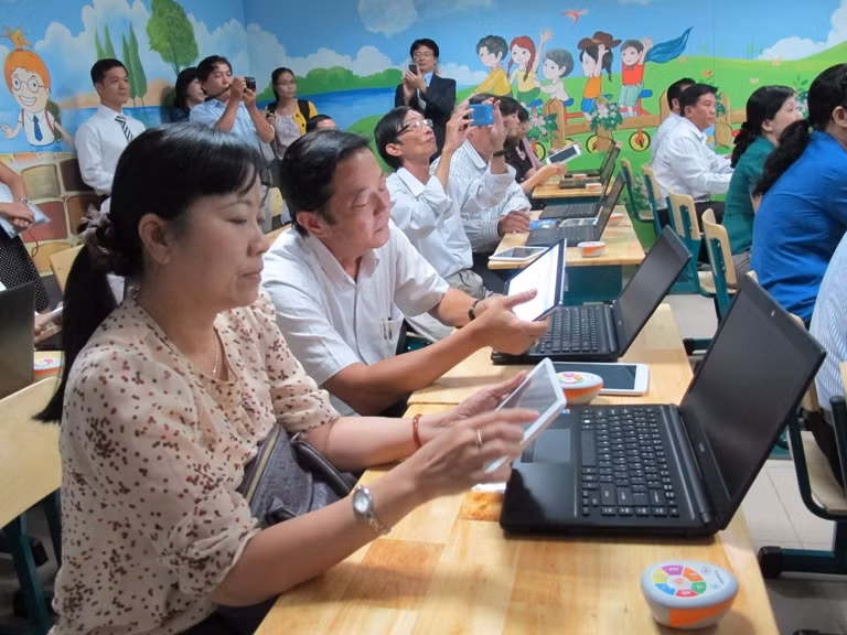 Thí điểm đưa sách giáo khoa điện tử vào tiểu học ảnh 1