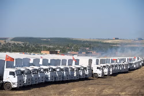 Ukraine kiểm tra xe chở hàng viện trợ của Nga ảnh 1