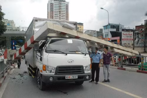 Xe tải húc bay thanh chắn cầu vượt Láng Hạ - Thái Hà ảnh 1