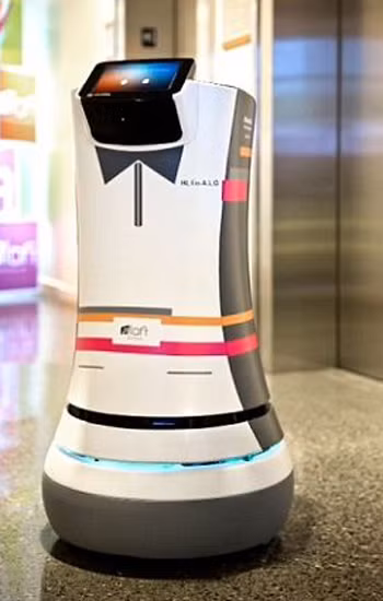 Robot trực tầng khách sạn ảnh 1