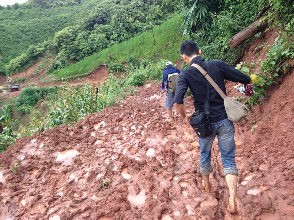 Cầu treo 'khắc phục chui túi ni lông' vẫn đứt gãy tả tơi ảnh 2