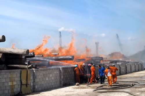 Cháy kho gỗ tại Cảng Quy Nhơn ảnh 1