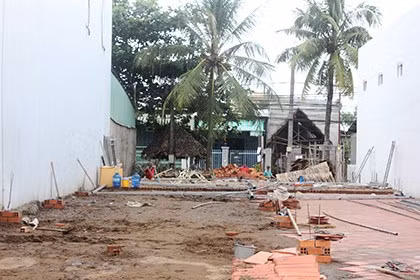 Sập nhà, 4 công nhân chấn thương, điện giật ảnh 1