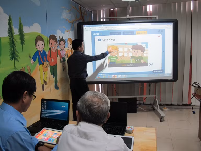 Thí điểm đưa sách giáo khoa điện tử vào tiểu học ảnh 2