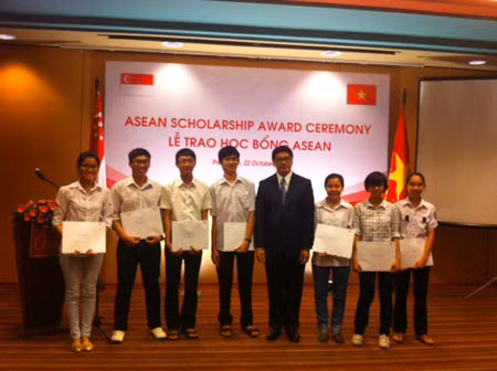 Singapore trao học bổng ASEAN cho học sinh Việt Nam ảnh 1