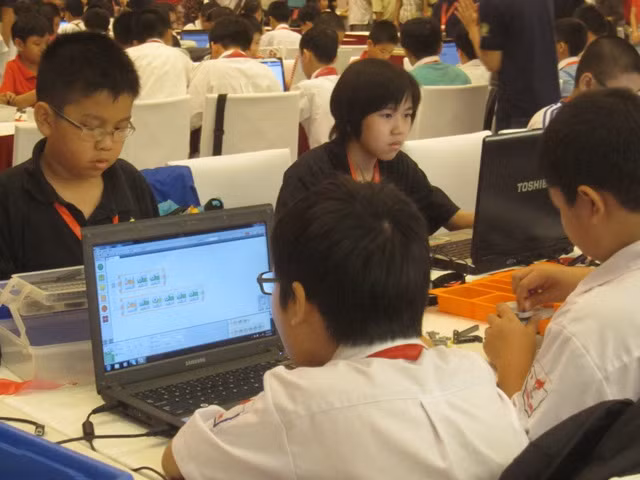 Học sinh 5 nước Đông Nam Á đấu tài tại Robotics 2012 ảnh 2