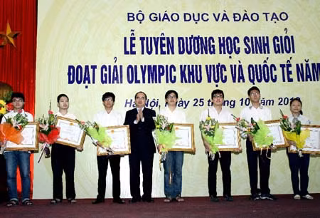 Tuyên dương học sinh giỏi đoạt giải Olympic khu vực và quốc tế ảnh 1