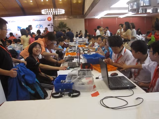 Học sinh 5 nước Đông Nam Á đấu tài tại Robotics 2012 ảnh 1