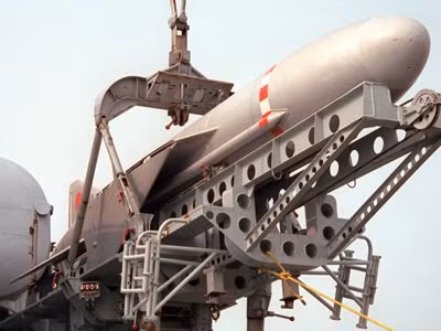 Cận cảnh kho vũ khí 'khủng' của Syria ảnh 5