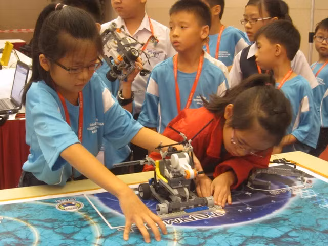 Học sinh 5 nước Đông Nam Á đấu tài tại Robotics 2012 ảnh 6
