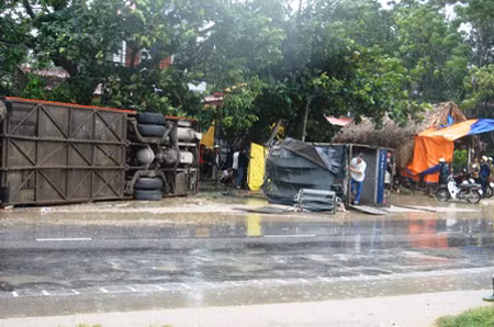 Va chạm giữa xe khách và xe tải, 2 người chết ảnh 1