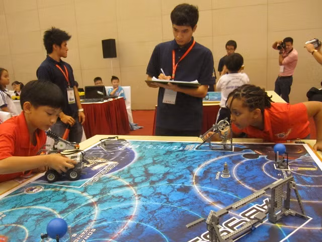 Học sinh 5 nước Đông Nam Á đấu tài tại Robotics 2012 ảnh 8