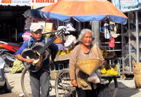 20 năm hát rong đường phố - Chuyện tình đời khuyết tật ảnh 1