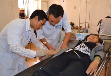 Xe khách lao xuống vực, 21 người bị thương ảnh 1