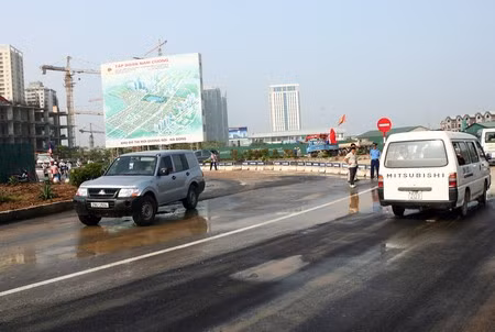 Hà Nội thông xe qua 'hố tử thần' trục bắc Hà Đông ảnh 1