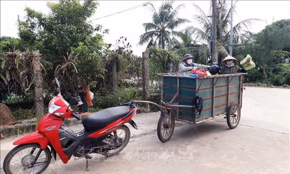 Kỳ vọng sớm thu gom rác bằng xe ba bánh chạy điện thay xe tự chế