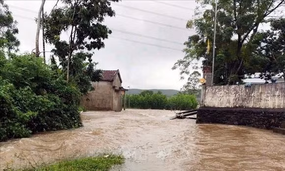 Quảng Trị: Mưa lũ gây thiệt hại, nhiều bản làng bị cô lập