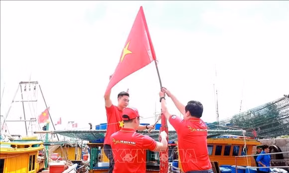 Trao cờ Tổ quốc cho ngư dân vươn khơi, bám biển
